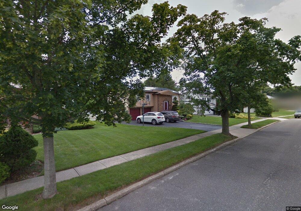 11 Shaker Ridge Ln, ComMacK, NY 11725 - photo 1