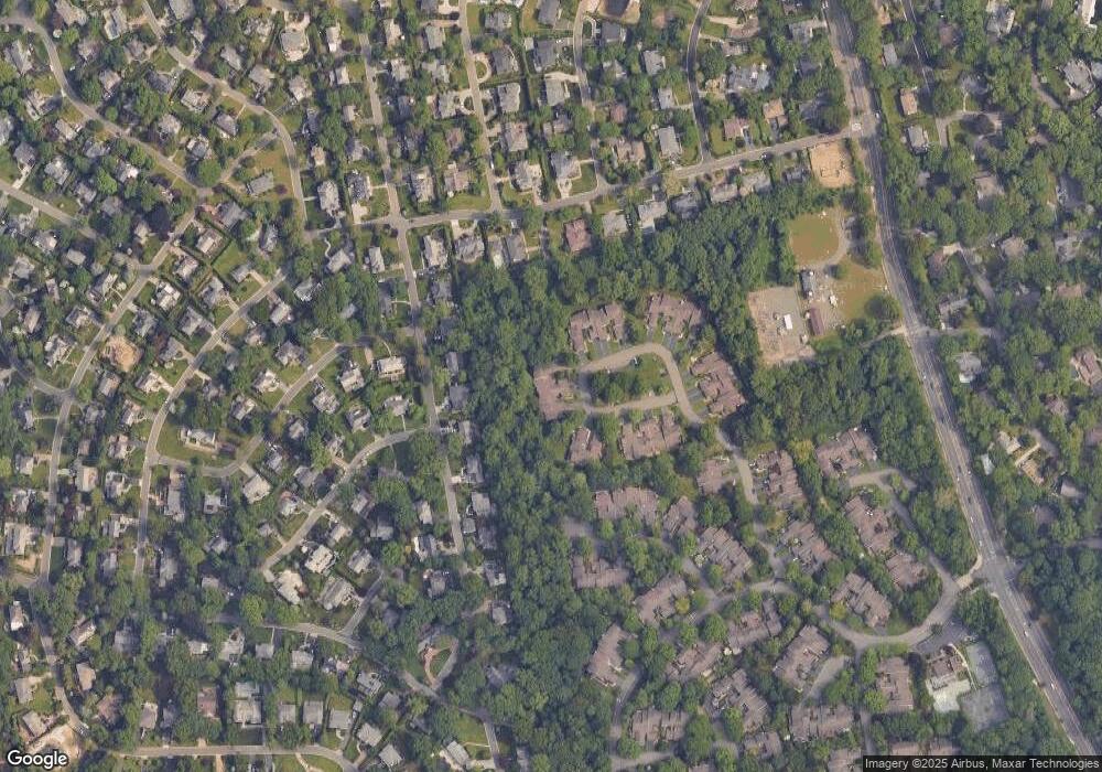 310 Aerie Ct, Manhasset, NY 11030 - photo 1