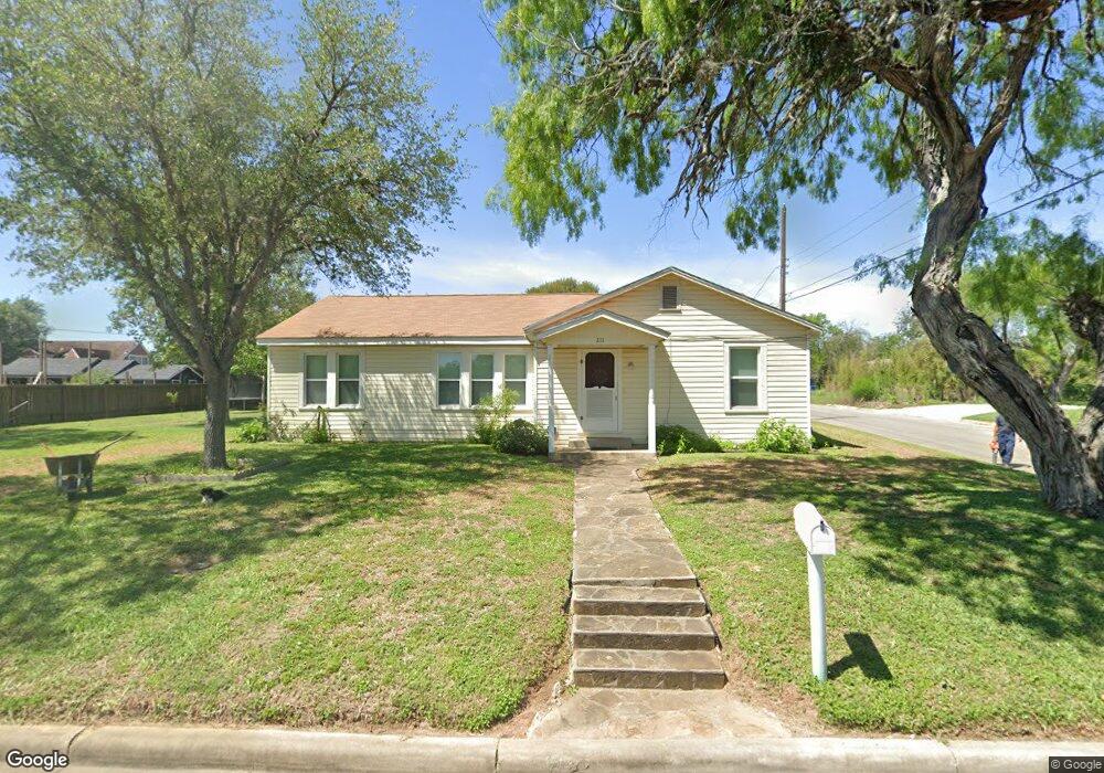 211 N Berry St, Beeville, TX 78102 - photo 1