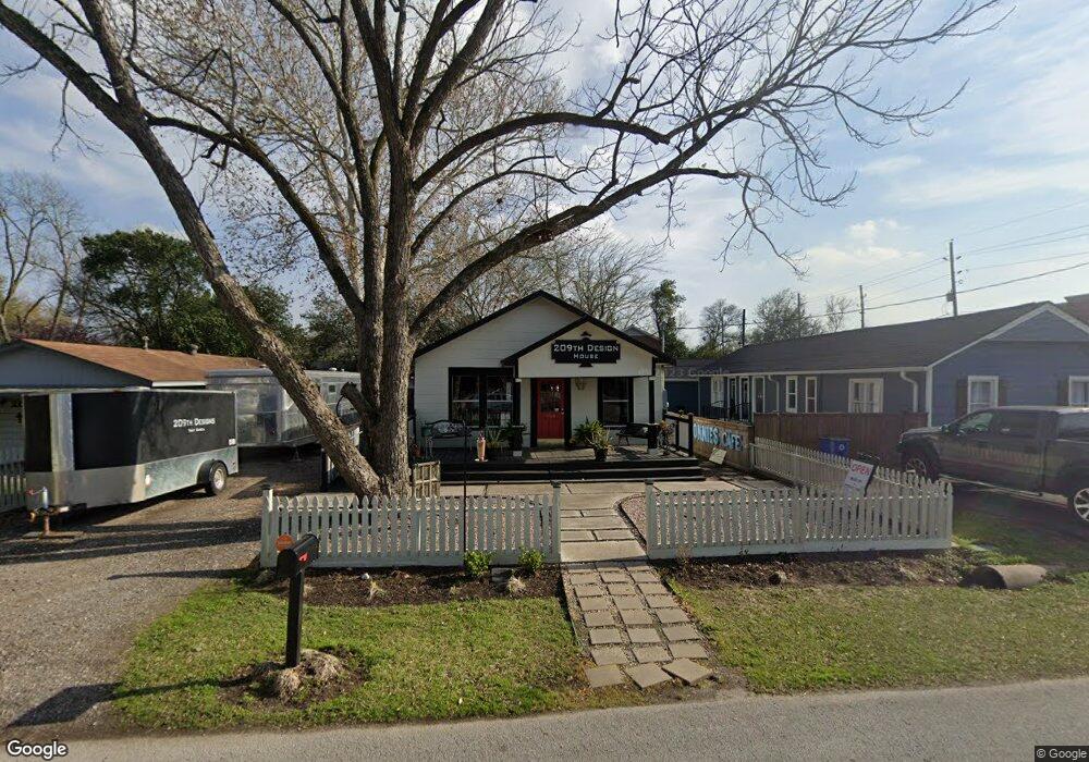 209 Fannin St, Tomball, TX 77375 - photo 1