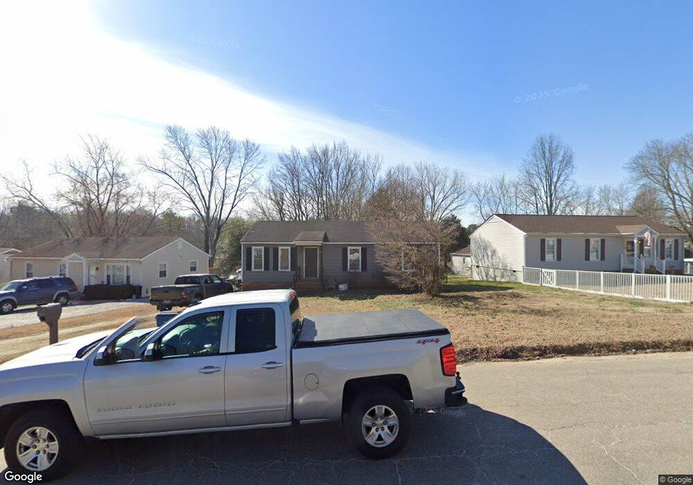 5823 Huntingcreek Dr, North Chesterfield, VA 23237 - photo 1