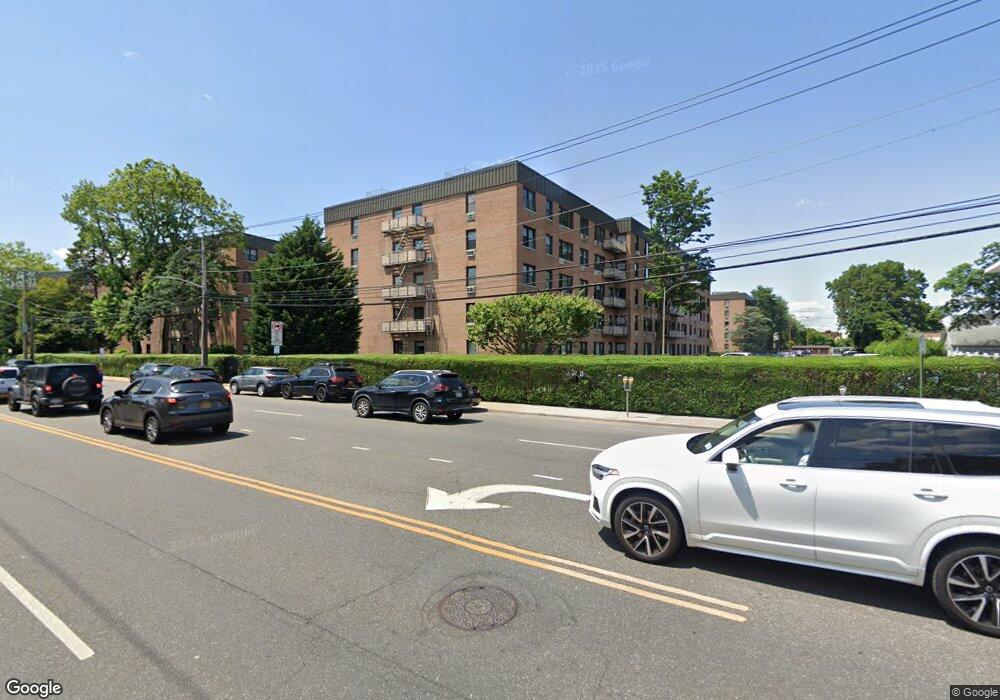 Birchwood Court unit 2M, Mineola, NY 11501 - photo 1