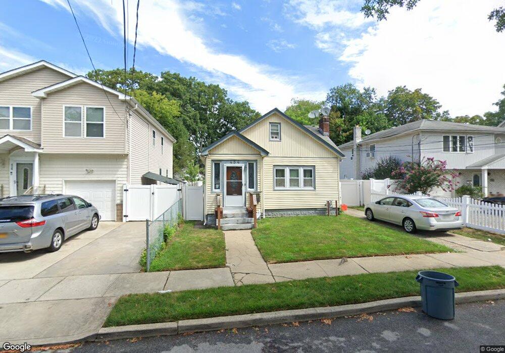 454 Clinton Ave, Rockville Centre, NY 11570 - photo 1