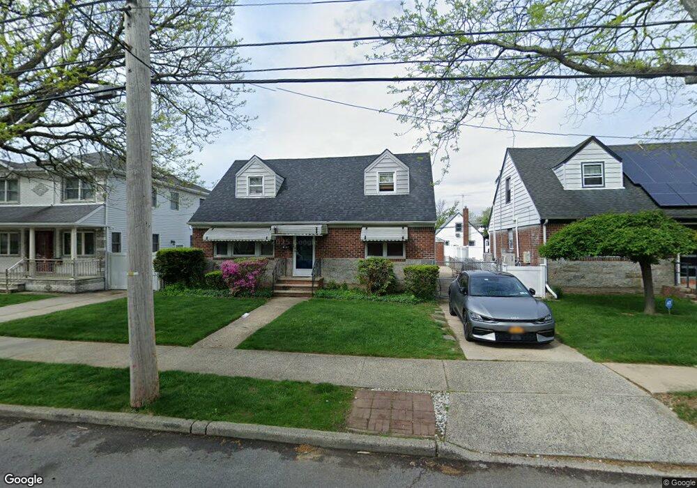 8122 268th St, Glen Oaks, NY 11004 - photo 1