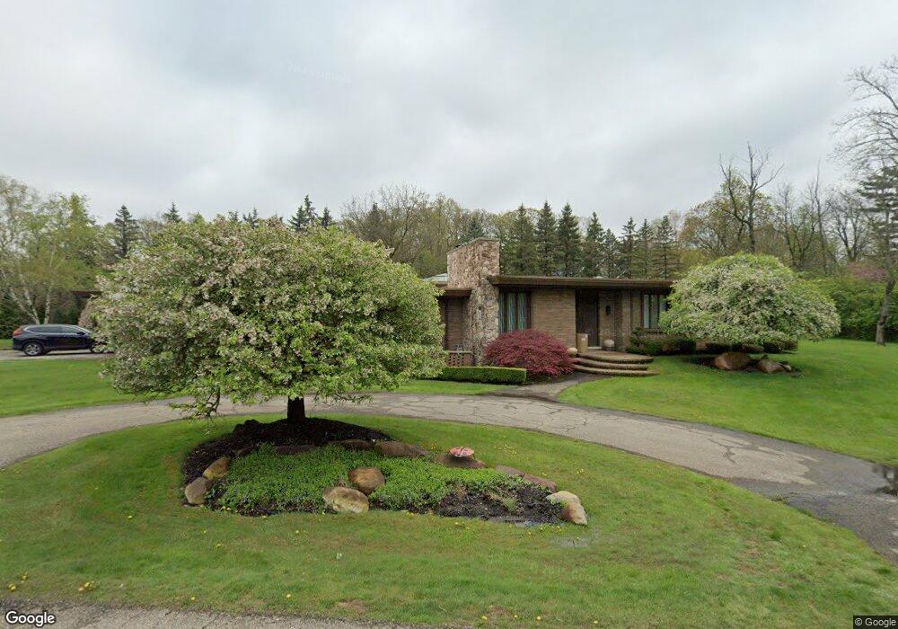 1086 Greentree Rd, Bloomfield Hills, MI 48304 - photo 1