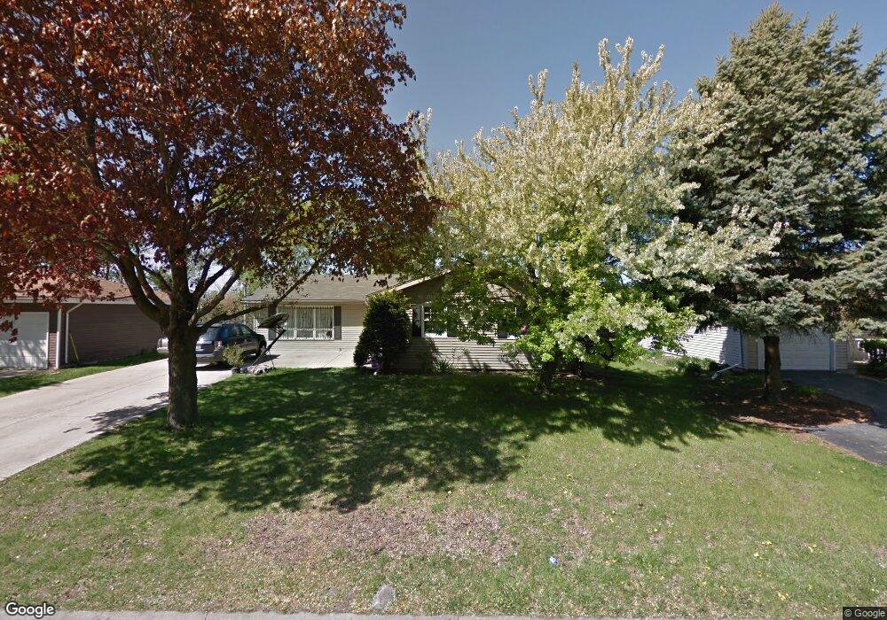 1020 N Elmwood Dr, Aurora, IL 60506 - photo 1