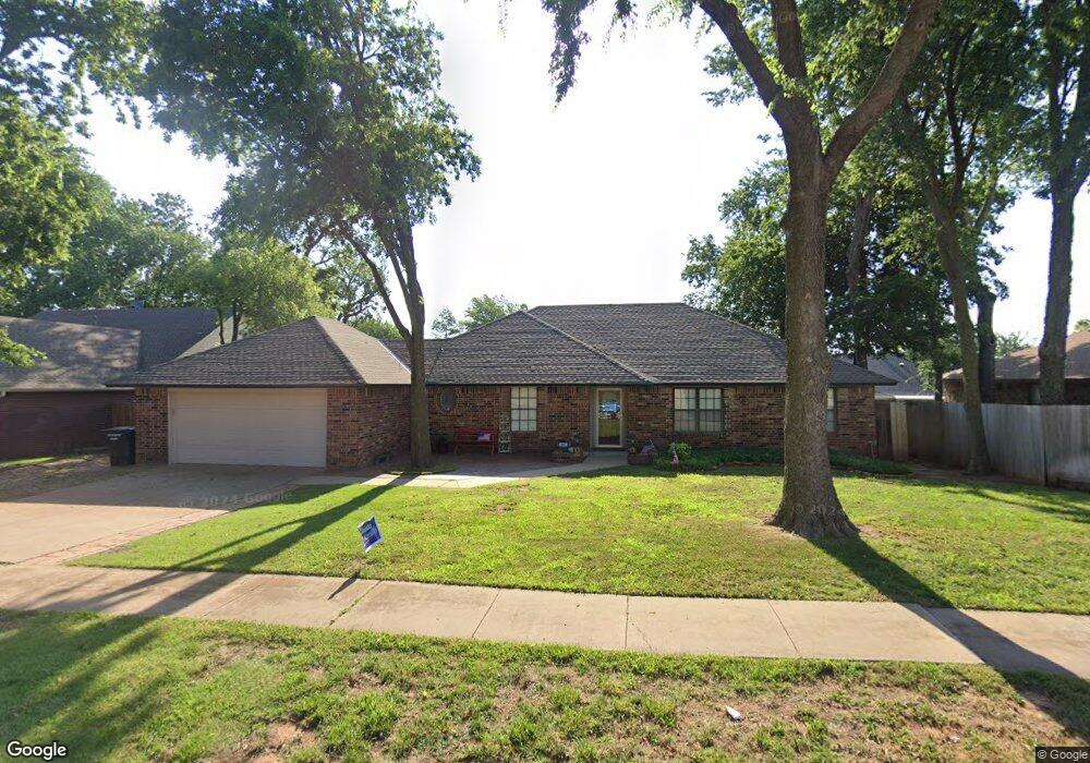 200 N Hickory Ln, Moore, OK 73160 - photo 1