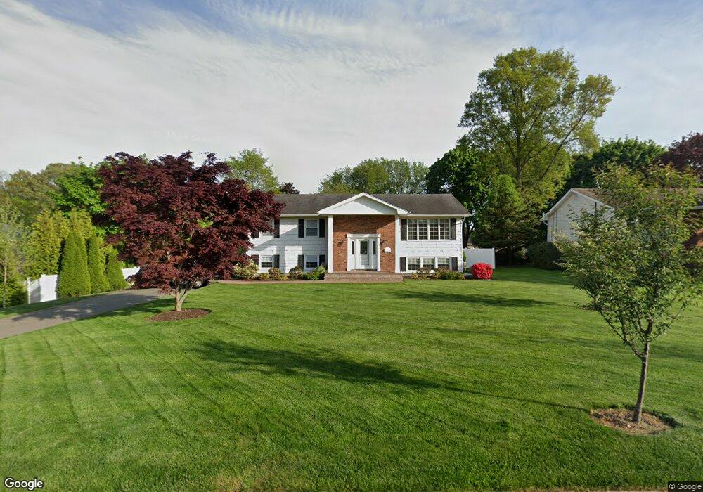 31 Marshmellow Dr, ComMacK, NY 11725 - photo 1