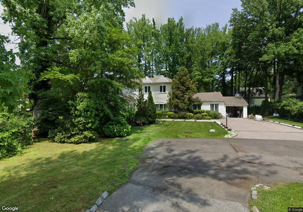 12 Kings Ct, Great Neck, NY 11024 - photo 1