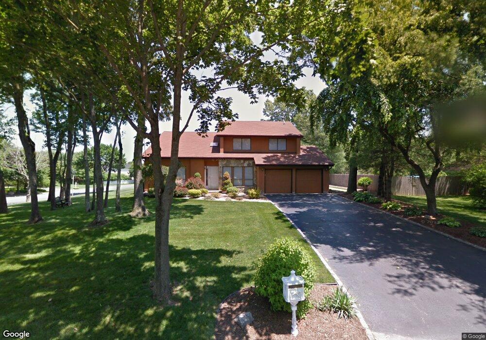 22 Oak Meadow Rd, ComMacK, NY 11725 - photo 1