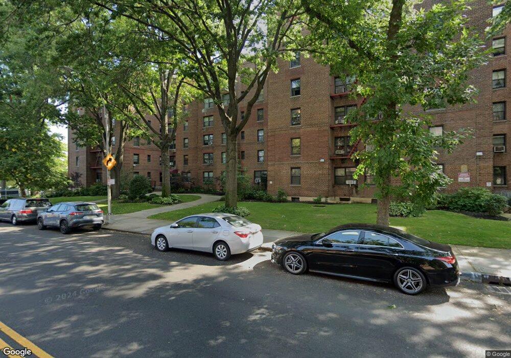 Linden Hill unit 2 A, Flushing, NY 11354 - photo 1