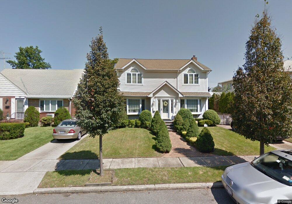 936 Oaks Dr, Franklin Square, NY 11010 - photo 1