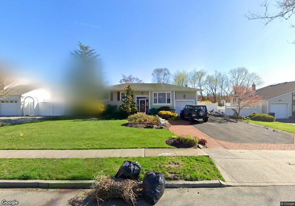 29 Comanche Ln, ComMacK, NY 11725 - photo 1