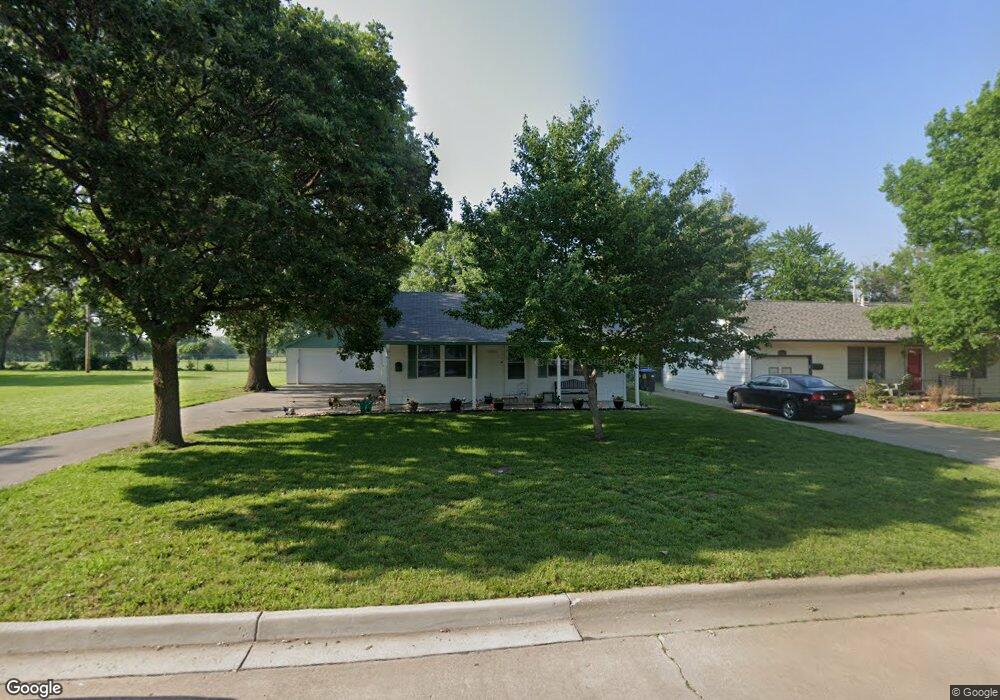 1002 SE 33rd St, Topeka, KS 66605 - photo 1