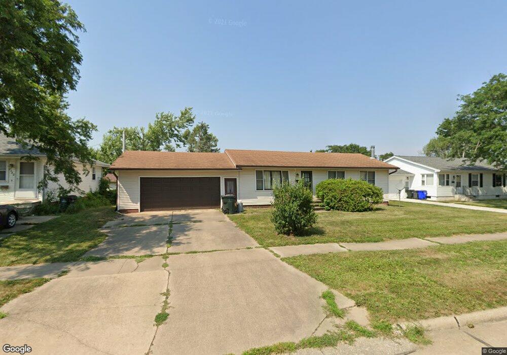 2716 D Ave NW, Cedar Rapids, IA 52405 - photo 1