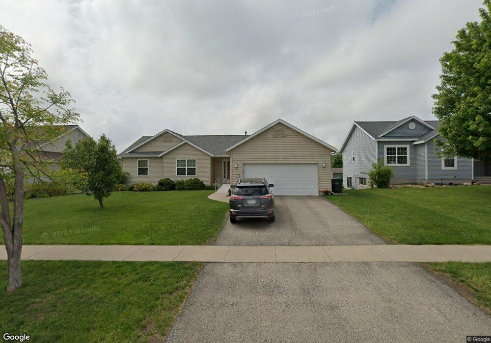 2215 Radcliffe Dr SW, Cedar Rapids, IA 52404 - photo 1