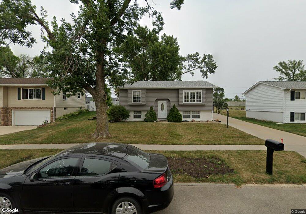 2600 Matthew Dr SW, Cedar Rapids, IA 52404 - photo 1