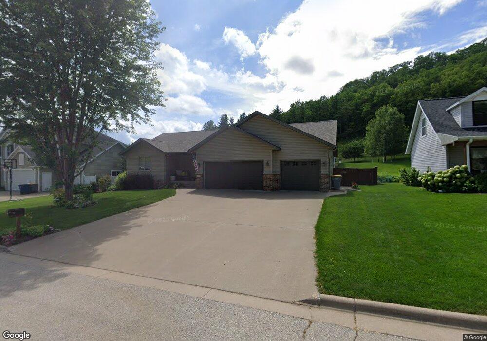 527 Red Apple Dr unit 527, La Crescent, MN 55947 - photo 1