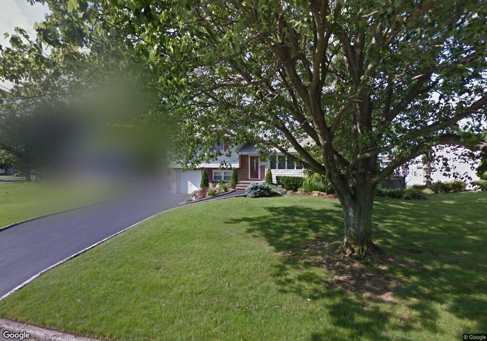 21 Walter Ct, ComMacK, NY 11725 - photo 1