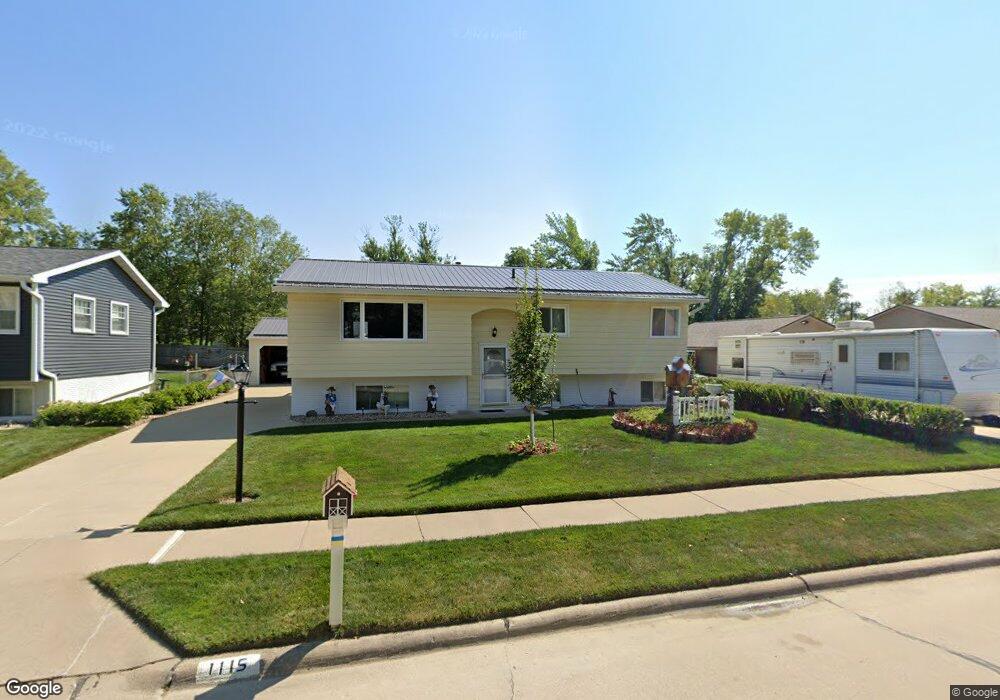 1115 38th St NW, Cedar Rapids, IA 52405 - photo 1