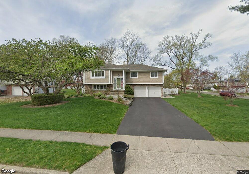 120 Hayrick Ln, ComMacK, NY 11725 - photo 1