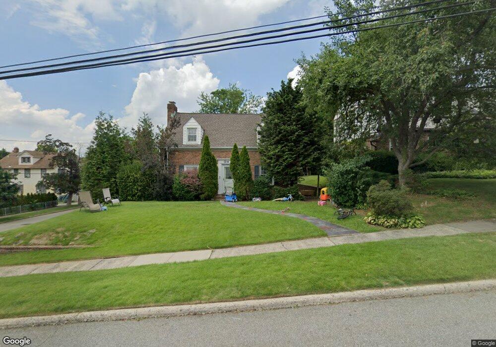 35 Franklin Place, Great Neck, NY 11023 - photo 1