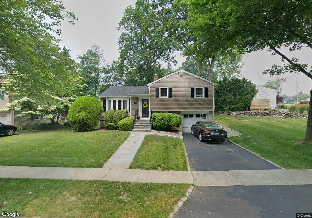 7 Windsor Place, Fairfield, CT 06824 - photo 1