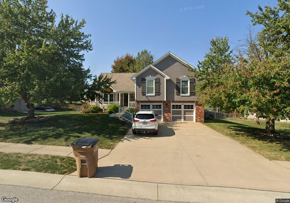610 Condor St, Raymore, MO 64083 - photo 1