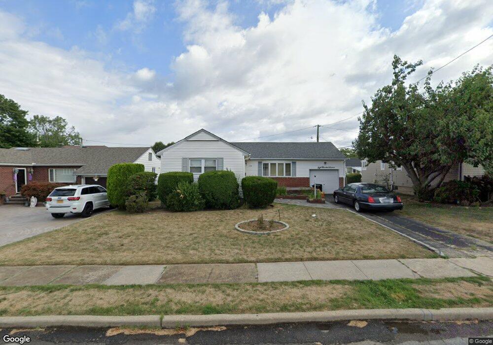 816 Princeton Rd, Franklin Square, NY 11010 - photo 1