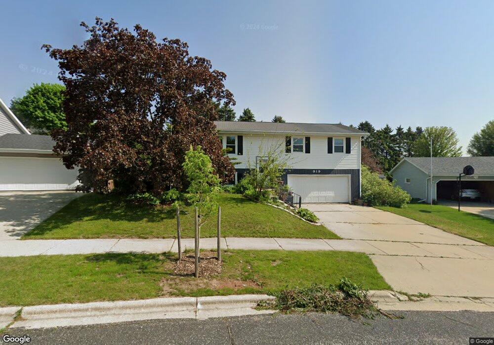 919 Kings Ridge Ct E, West Bend, WI 53090 - photo 1