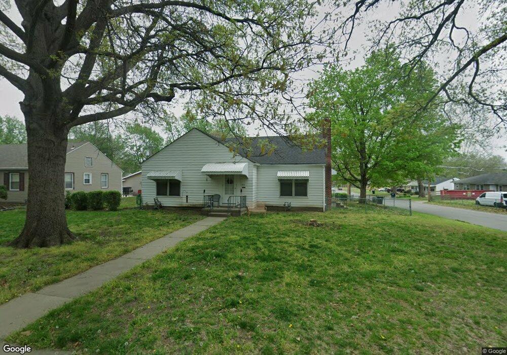 844 SW Cambridge Ave, Topeka, KS 66606 - photo 1