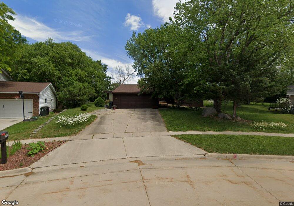 1428 Laurel Cir, Cedar Falls, IA 50613 - photo 1