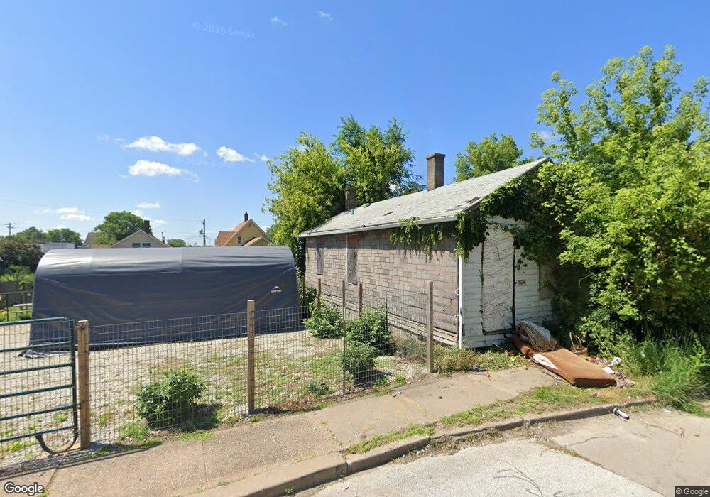 1113 W 4 1/2 St, Davenport, IA 52802 - photo 1