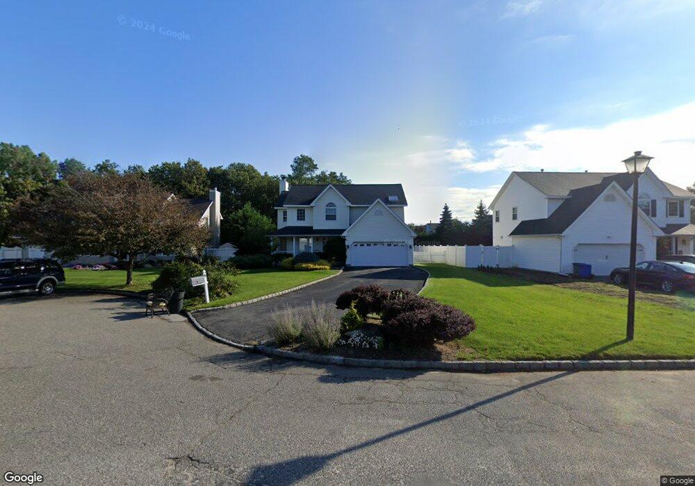 5 Lindsey Place, ComMacK, NY 11725 - photo 1