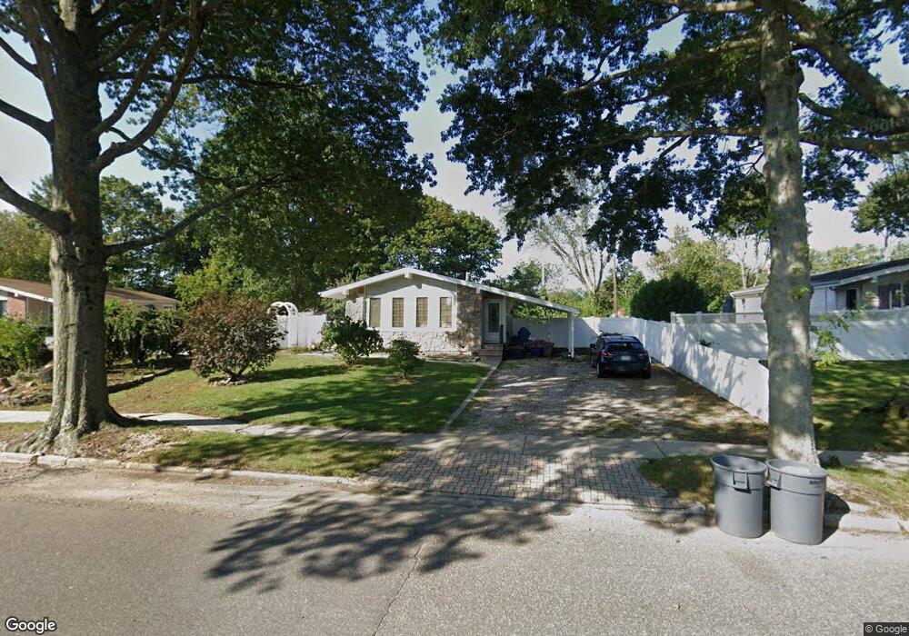 47 Hayrick Ln, ComMacK, NY 11725 - photo 1