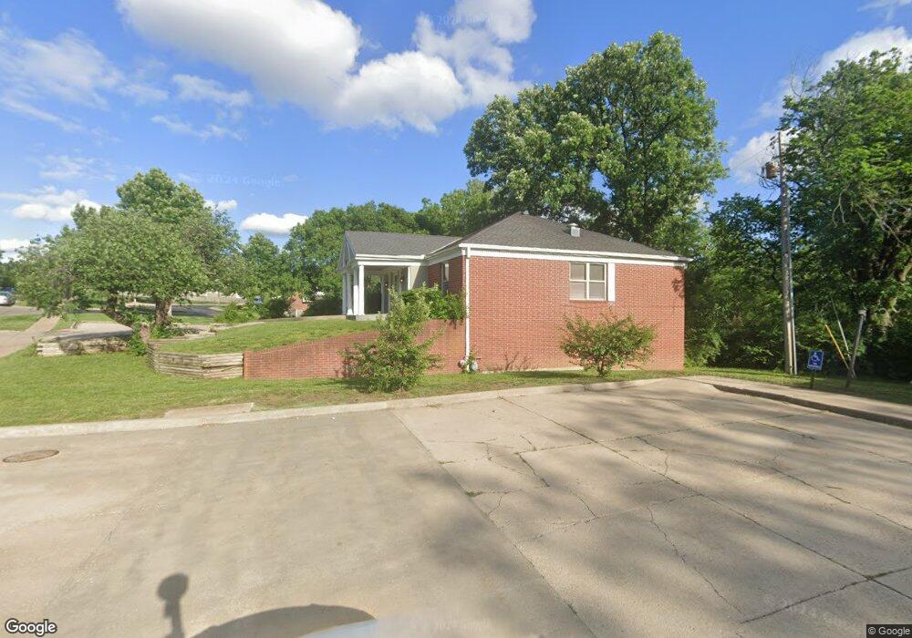 2131 SW 36th St, Topeka, KS 66611 - photo 1