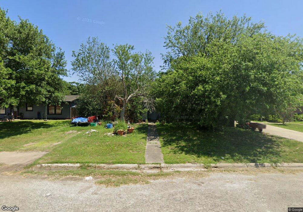 1308 N Hackberry St, Beeville, TX 78102 - photo 1