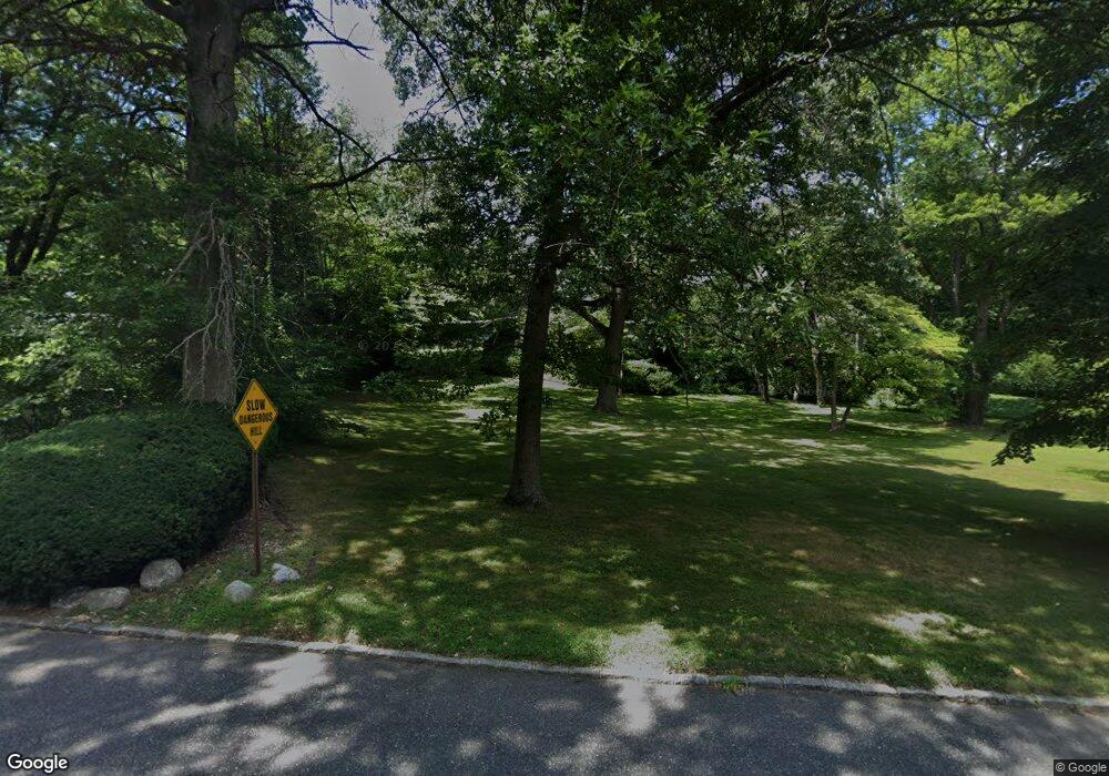 9 Tibbits Ln, Port Washington, NY 11050 - photo 1