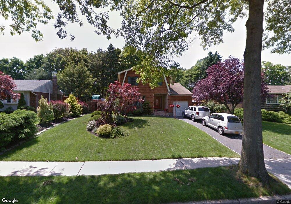 22 Sycamore Ln, ComMacK, NY 11725 - photo 1