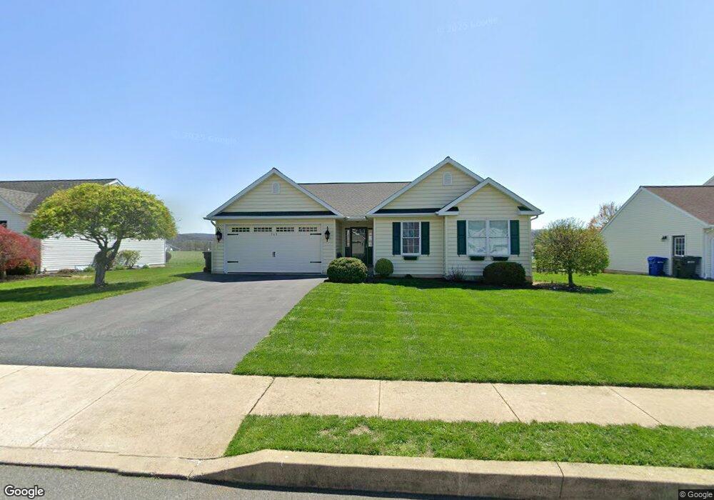 569 Daisy Dr, New Holland, PA 17557 - photo 1