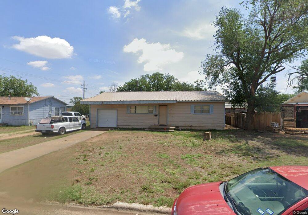 306 Zephyr St, Plainview, TX 79072 - photo 1