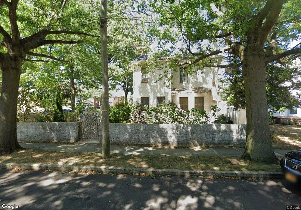 26305 E Williston Ave, Floral Park, NY 11001 - photo 1