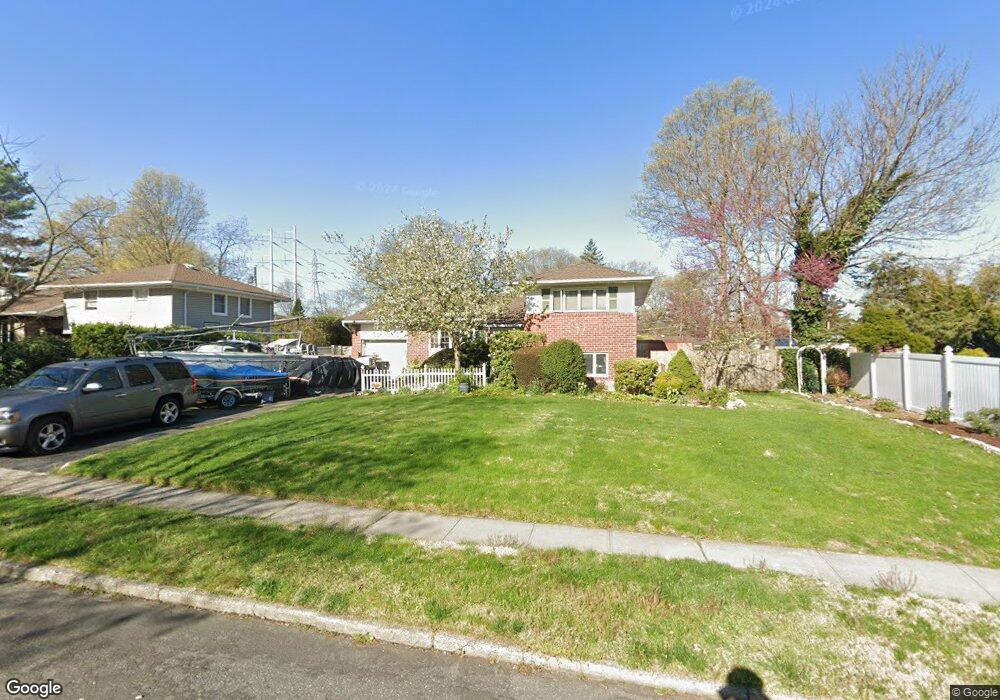 4 Oneida Ln, ComMacK, NY 11725 - photo 1