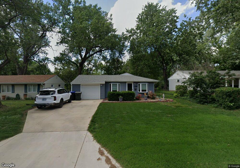1328 SW 30th St, Topeka, KS 66611 - photo 1
