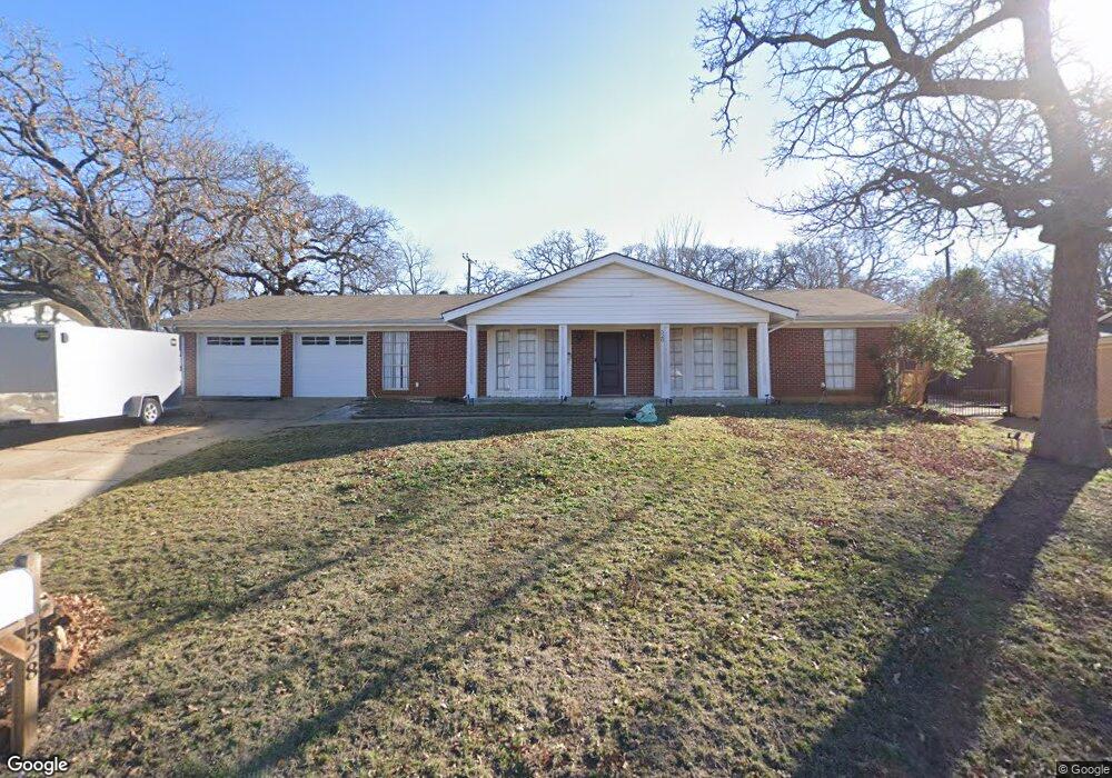 528 Oak Park Dr, Hurst, TX 76053 - photo 1