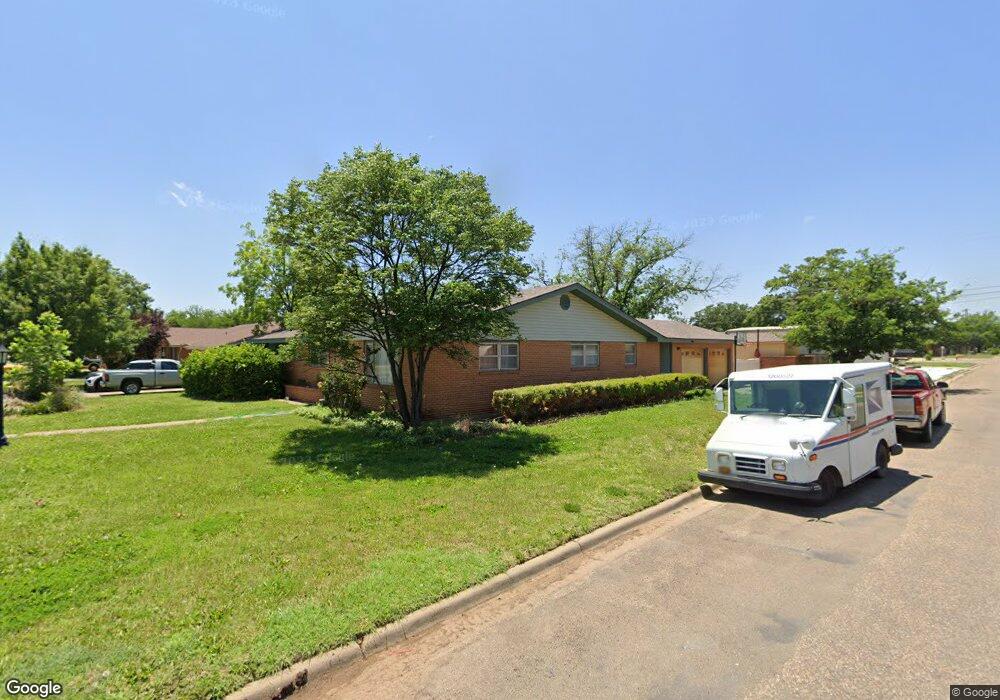 1209 Ennis St, Plainview, TX 79072 - photo 1