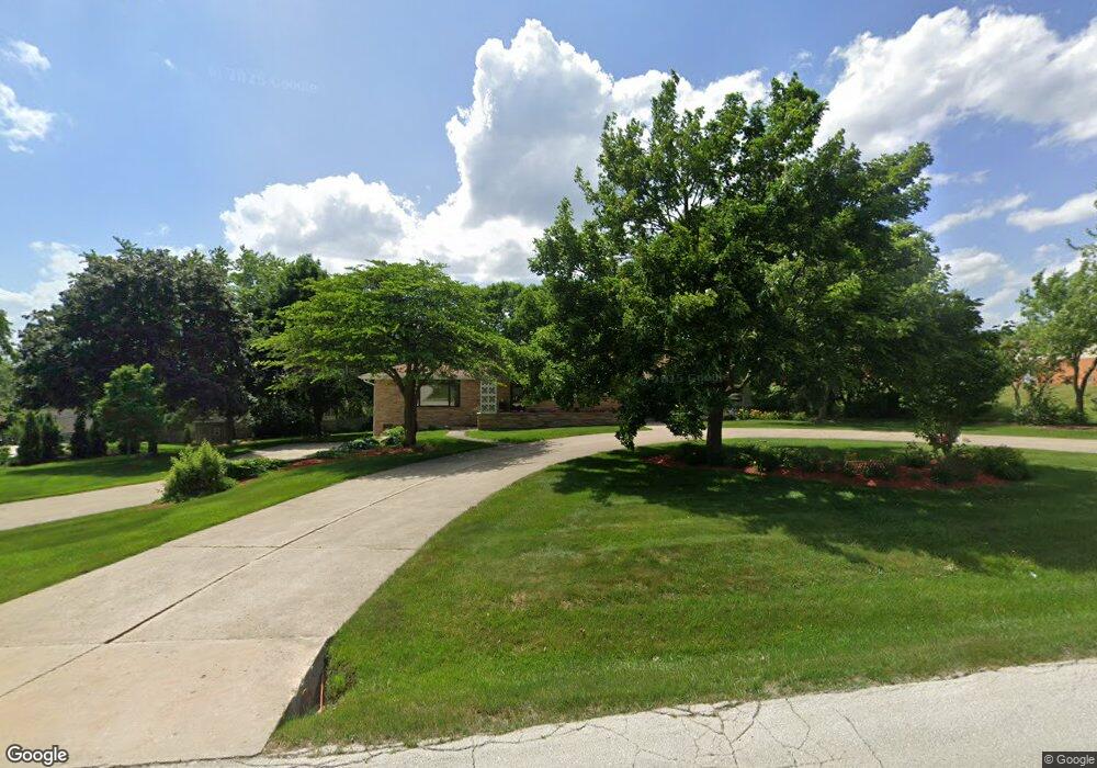 2135 Cloverhill Rd, Elm Grove, WI 53122 - photo 1