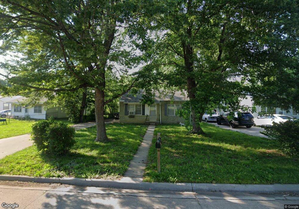 1152 SE Pinecrest Dr, Topeka, KS 66605 - photo 1