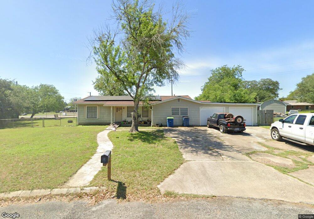 102 S Laurel St, Beeville, TX 78102 - photo 1