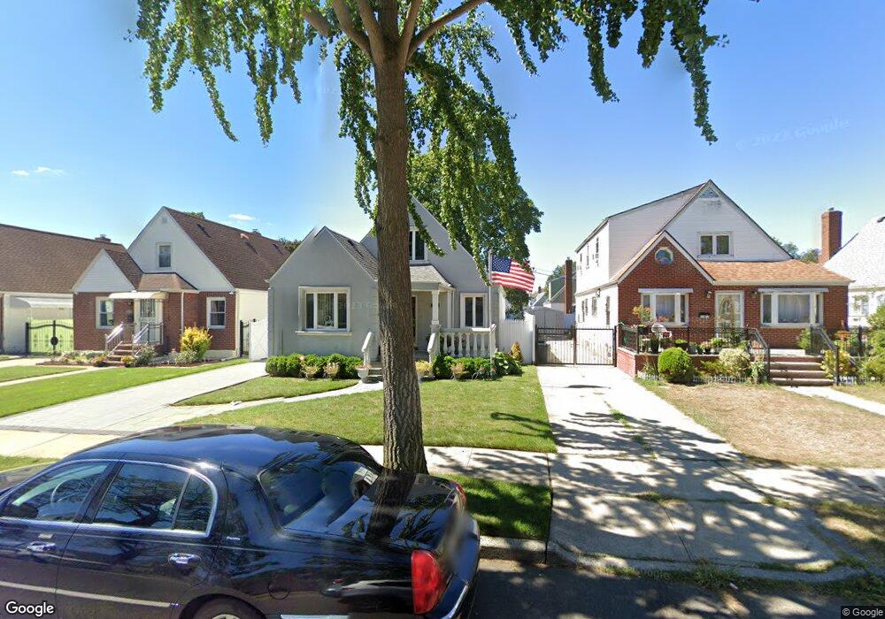 8226 265th St, Glen Oaks, NY 11004 - photo 1